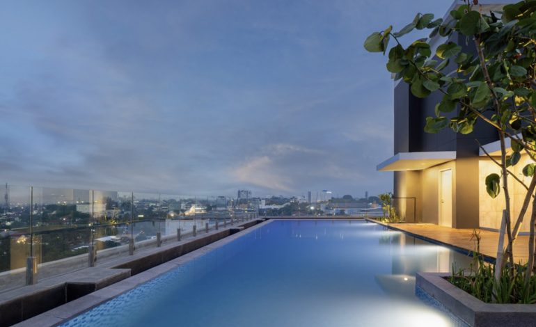 Cari tempat staycation di Bogor dengan pemandangan kota dan pegunungan? Simak 6 rekomendasi hotel & glamping dengan fasilitas lengkap, kolam renang, dan lokasi strategis. Cocok untuk liburan hemat!