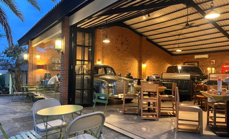 Rasakan Sensasi Nongkrong ala film Fast & Furious di Brezza, Kafe Estetik Bergaya Amerika dengan Mobil & Motor Keren!