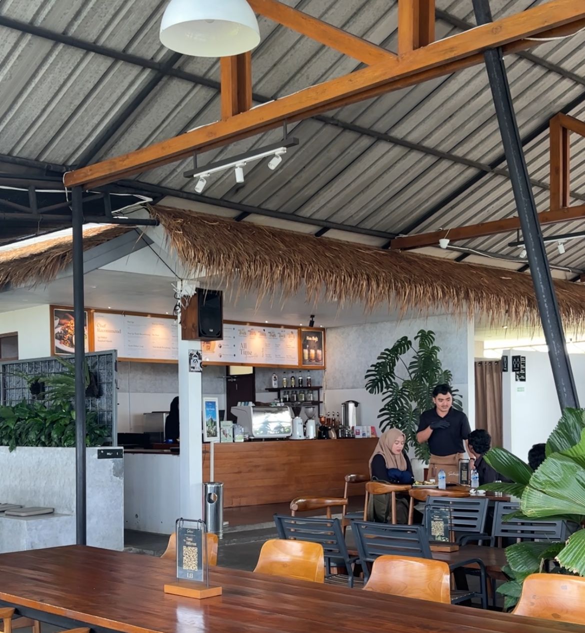 Cuma Beberapa Menit dari Exit Tol Cigombong, Kopi Salacca Jadi Spot Brunch View Gunung Paling Adem di Bogor