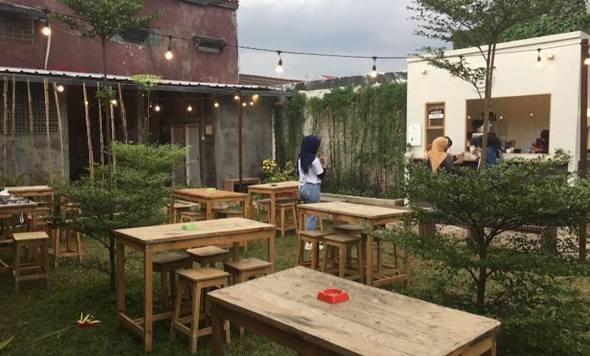 Cafe Halaman Belakang Bogor! Spot Nongkrong Instagramable Bernuansa Kebun