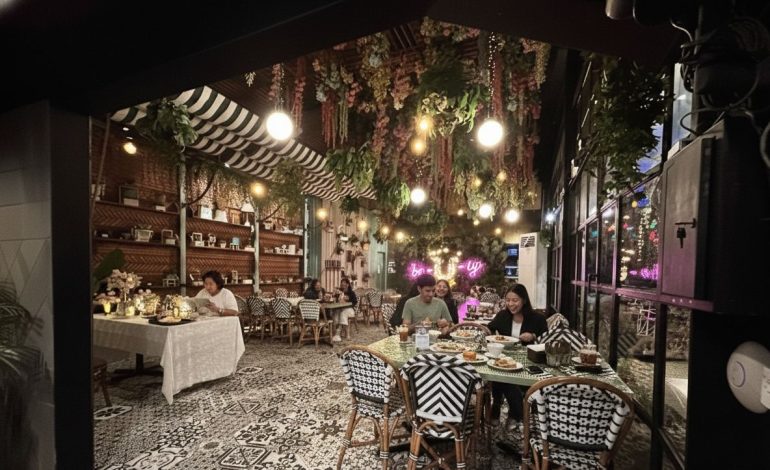 Malam Hangat Keluarga Kecil di Roofpark Cafe and Restaurant Bogor