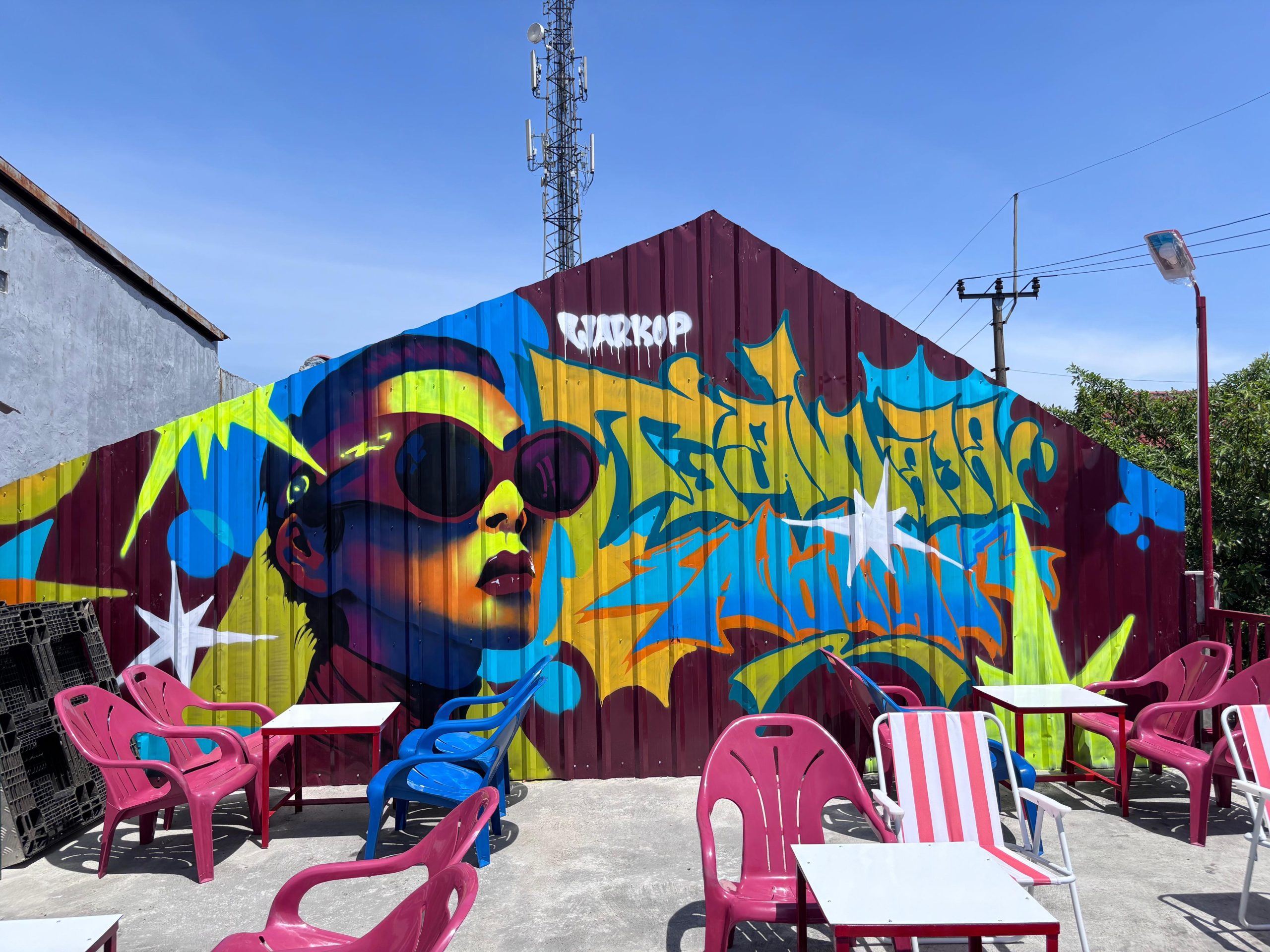 Nyaman, Hangat, dan Ramai Malam! Inilah Vibe Warkop Tjahaya Abadi yang Selalu Jadi Favorit